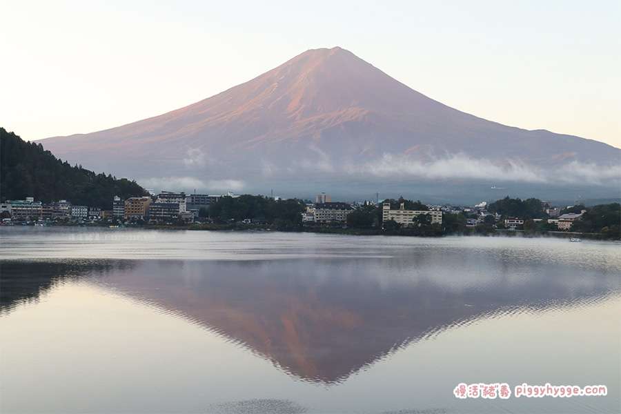 在河口湖水面上的富士山倒影就是所謂「逆富士」